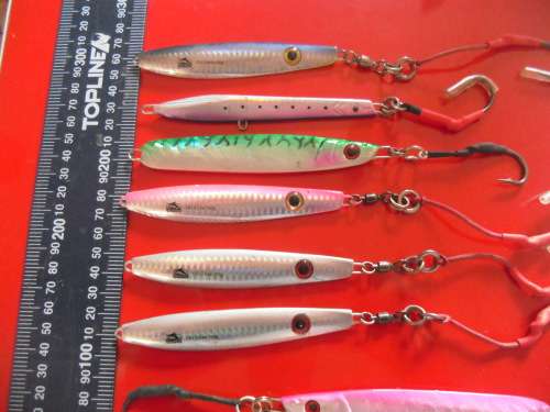 11 HARD FISHING LURES (VERY GOOD CONDITION)